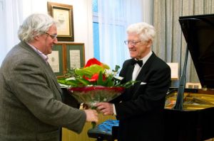 Ryszard Slawczynski, Director of the Music and Literature Club thanking Prof. Andrzej Jasiński